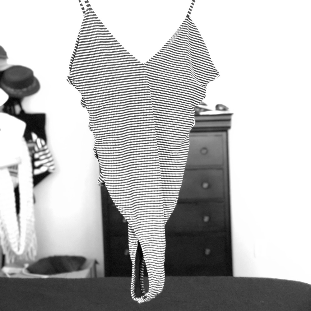 ONE PIECE HI-CUT BATHING SUIT/BODYSUIT